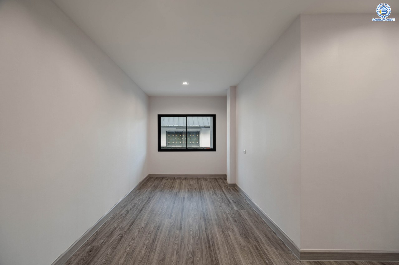 บ้านมือสองตกแต่งใหม่ โครงการ กฤษดานคร20 ปิ่นเกล้า-บรมราชชนนี เนื้อที่ 118 ตร.ว. พื้นที่ใช้สอย 612.6 ตร.ม. พร้อมฟังก์ชันจัดเต็ม 4 ห้องนอน 4 ห้องน้ำ 1 ห้องแม่บ้าน จอดรถได้ 3 คัน บนทำเลเชื่อมต่อเมืองอย่างรวดเร็ว ใกล้ทางคู่ขนานลอยฟ้าบรมราชชนนี ทางด่วน "กาญจนาภิเษก" ม.มหิดล เซ็นทรัลปิ่นเกล้า และตลาดสดธนบุรี